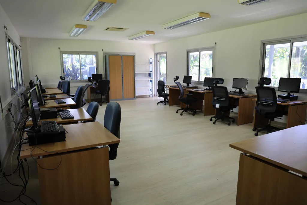 Salle informatique avec postes de travail
