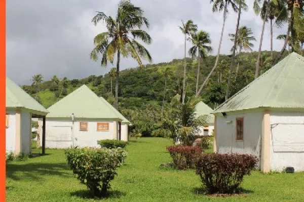 Bungalows implantés dans le jardin du Centre