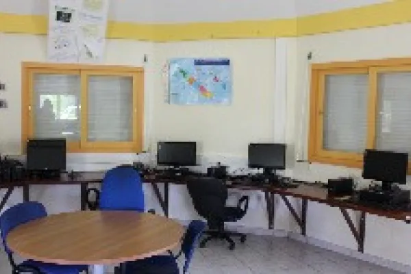 Vue large de la salle informatique