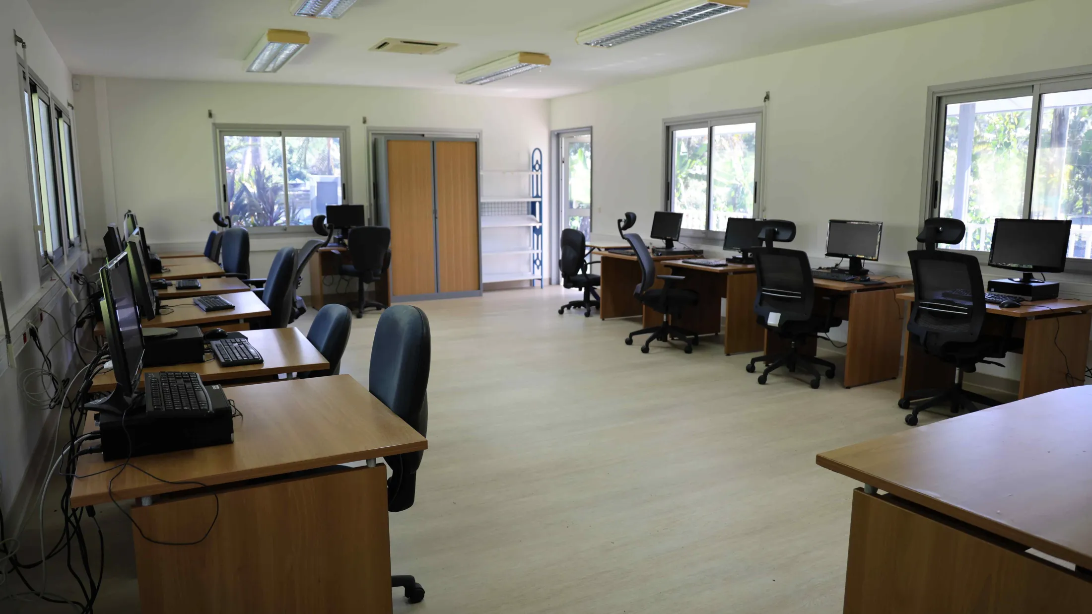 Salle informatique avec postes de travail